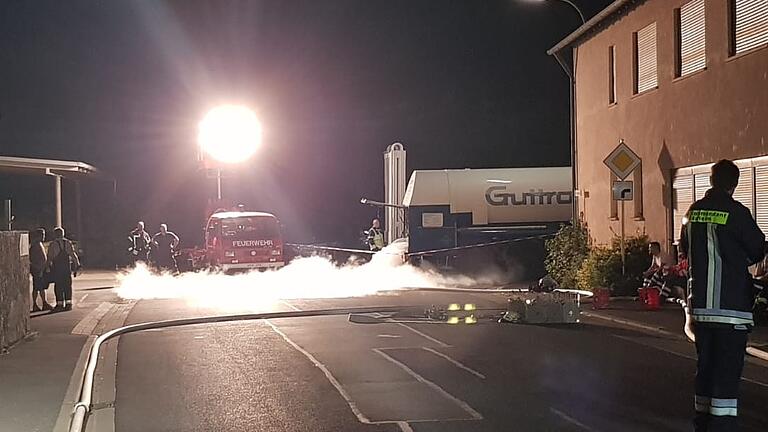 Flüssiger Stickstoff wurde an der Gänheimer Kaisermühle in Gasform gebracht, um den Schwelbrand in einem Silo zu löschen. Flüssiger Stickstoff wurde an der Gänheimer Kaisermühle in Gasform gebracht, um den Schwelbrand in einem Silo zu löschen. 