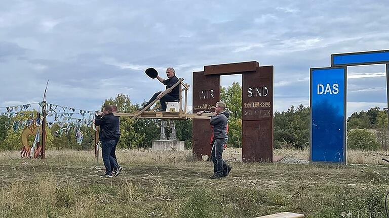 Kräftige Schultern waren gefragt, um Jimmy Fell auf der improvisierten Sänfte über das Skulpturenpark-Areal zu tragen. Kräftige Schultern waren gefragt, um Jimmy Fell auf der improvisierten Sänfte über das Skulpturenpark-Areal zu tragen.
