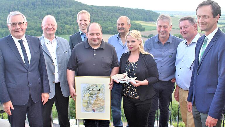 Mit dem 'Goldenen Fisch' wurde das Lokal von Marcel und Stefanie Adler (vorne in der Mitte) auf der Stollburg in Handthal ausgezeichnet. Zur Verleihung gratulierten (von links): Bezirksrat Stefan Funk, Thomas Dauenhauer vom Hotel- und Gaststättenverband, Fischereiberater Michael Kolahsa, Willi Stein vom Fischereiverband, Manfred Baumann vom Markt Oberschwarzach, MdL Gerhard Eck und Landrat Florian Töpper. Mit dem 'Goldenen Fisch' wurde das Lokal von Marcel und Stefanie Adler (vorne in der Mitte) auf der Stollburg in Handthal ausgezeichnet. Zur Verleihung gratulierten (von links): Bezirksrat Stefan Funk, Thomas Dauenhauer vom Hotel- und Gaststättenverband, Fischereiberater Michael Kolahsa, Willi Stein vom Fischereiverband, Manfred Baumann vom Markt Oberschwarzach, MdL Gerhard Eck und Landrat Florian Töpper.