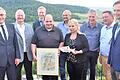 Mit dem 'Goldenen Fisch' wurde das Lokal von Marcel und Stefanie Adler (vorne in der Mitte) auf der Stollburg in Handthal ausgezeichnet. Zur Verleihung gratulierten (von links): Bezirksrat Stefan Funk, Thomas Dauenhauer vom Hotel- und Gaststättenverband, Fischereiberater Michael Kolahsa, Willi Stein vom Fischereiverband, Manfred Baumann vom Markt Oberschwarzach, MdL Gerhard Eck und Landrat Florian Töpper.