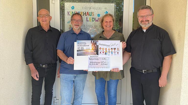 Im Bild zu sehen: Pfarrgemeinderat Gerhard Vonend, Pfarrer Heiko Kuschel, SkF-Vorsitzende Elisabeth Maskos und Pfarrvikar Uwe Schüller bei der Scheckübergabe im Kinderhaus Ledward.&nbsp;