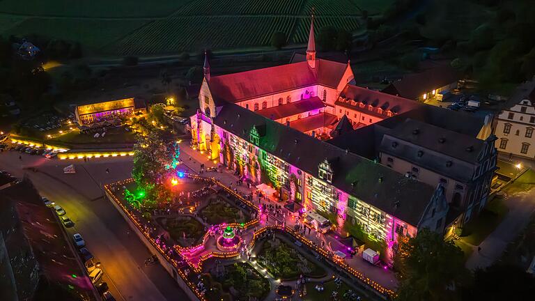 Beim Lichterfest illuminierten 2000 Kerzen und farbige Lichter das Kloster Bronnbach und sorgten für leuchtende Augen bei Besucherinnen und Besuchern.