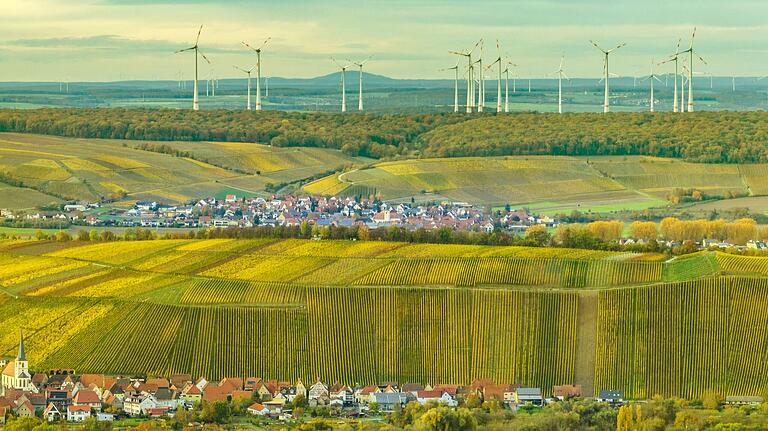 Wie viel Grundsteuer werden die Bürgerinnen und Bürger Volkachs künftig bezahlen müssen? Diese Frage betrifft nicht nur Eigentümer von Häusern und Grundstücken, sondern auch von Äckern und Weinbergen. Das mit einer Drohne aufgenommene Archivbild zeigt diese rund um Escherndorf (Vordergrund), Volkach und Fahr (mittig). Wie viel Grundsteuer werden die Bürgerinnen und Bürger Volkachs künftig bezahlen müssen? Diese Frage betrifft nicht nur Eigentümer von Häusern und Grundstücken, sondern auch von Äckern und Weinbergen. Das mit einer Drohne aufgenommene Archivbild zeigt diese rund um Escherndorf (Vordergrund), Volkach und Fahr (mittig).