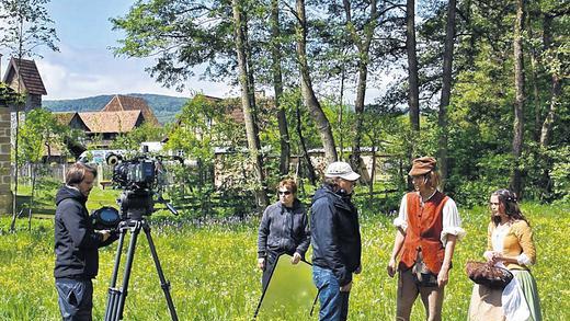 Instruiert: Regisseur Carsten Fiebeler gibt Kurt (Jan-Philipp Rumpold) und Siebenschön (Xenia Assenza) letzte Anweisungen vor dem Dreh.