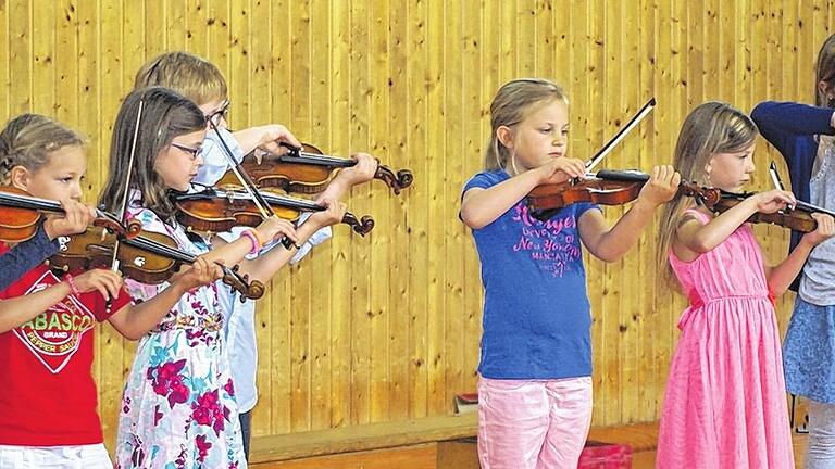 Künftige Musikschüler probierten Instrumente aus       -  (rt)   Tag der offenen Tür bei der Sing- und Musikschule Dettelbach/Schwarzach: Kinder probieren sich an Cello, Gitarre und Schlagzeug. Damit hatte die Musikschule einen Einblick in ihre Arbeit gewährt und zusammen mit dem Kindergarten St. Maria zum Tag der offenen Tür in die Grundschule eingeladen. Zur Einstimmung traten die Kinder der musikalischen Früherziehung und das Ensembles &bdquo;Streichhölzer&ldquo; auf, bevor es an die Instrumente ging, um Vorlieben oder Begabungen zu entdecken. Die Fachlehrer standen helfend zur Seite. Über das breite Angebot (Streich- und Blasinstrumente, Gitarre, Klavier, Schlagzeug und Chor sowie Kurse für Klein- und Kindergartenkinder) informierte Schulleiter Steffen Zeller die Eltern; einige Schüler zeigten beeindruckende Kostproben ihres Könnens, so die Meldung der Musikschule.