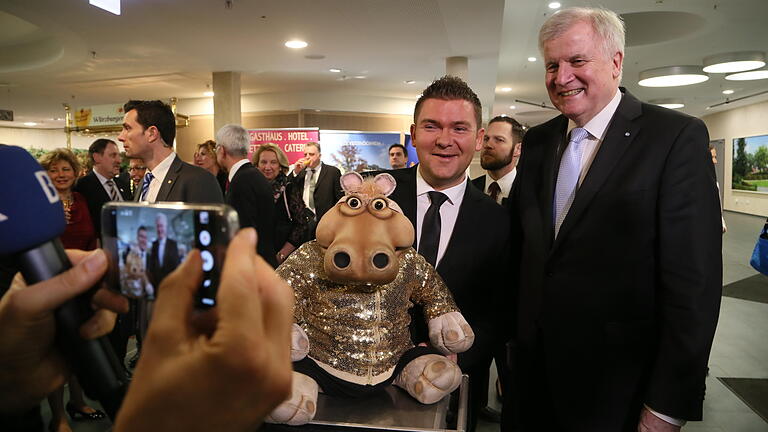 Der bayerische Ministerpräsident Horst Seehofer mit Sebastian Reich und Nilpferddame 'Amanda'. Foto: Theresa Müller