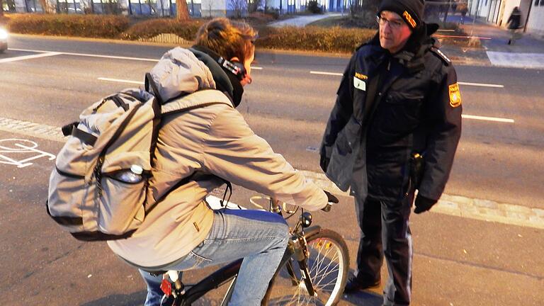 Die Polizeihauptkommissar Edgar Weiß kontrollierte vor der Friedrich-Rückert-Schule.