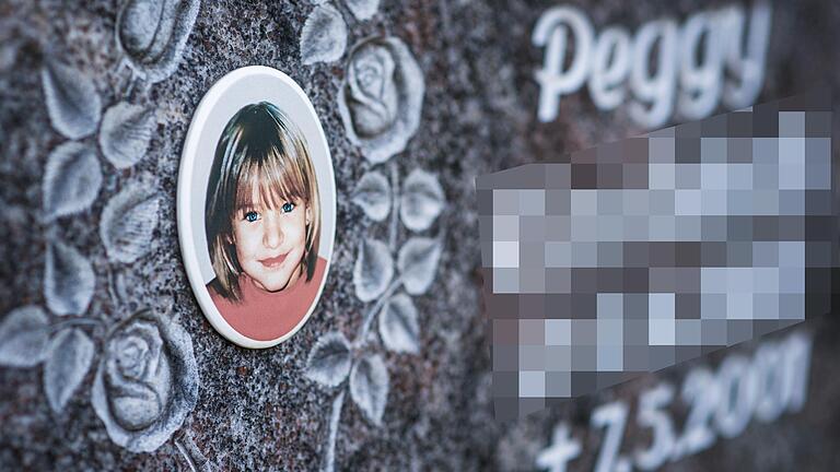 Ein Gedenkstein mit dem Porträt des Mädchens Peggy auf dem Friedhof in Nordhalben (Bayern). Das neunjährige Mädchen Peggy aus Lichtenberg (Oberfranken) war 2001 verschwunden.