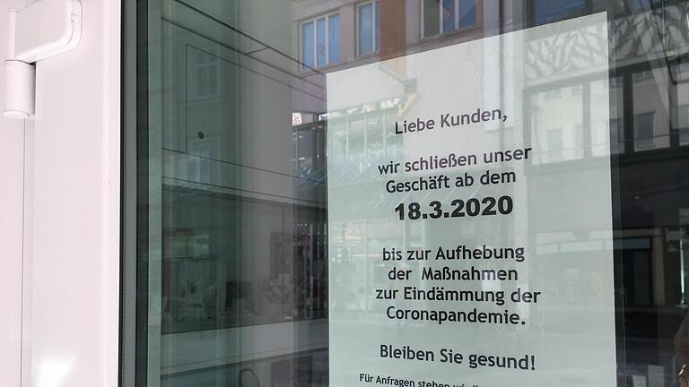 Tag 1 nach der Schließung von Geschäften und der Einschränkung von Gastronomiebetrieben: Es ist wenig los in Schweinfurt. Die meisten Läden haben zu, viele erklären auf Plakaten, warum.