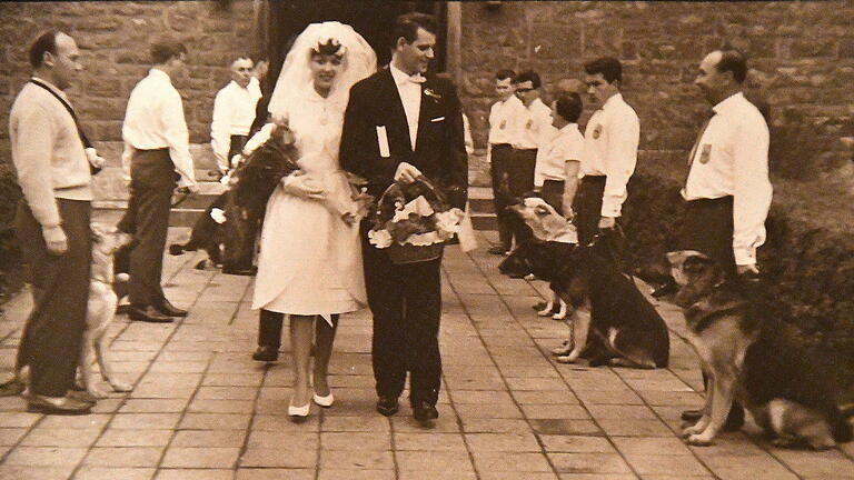 Vor 60 Jahren läuteten für Erika und Erwin Gruber aus der Gartenstadt die Hochzeitsglocken in der evangelischen Kirche Bad Neustadt. Erwins Vater Xaver war Ausbildungswart im Bad Neustädter Hundeverein und so standen auch einige Vierbeiner nach dem Ja-Wort Spalier.