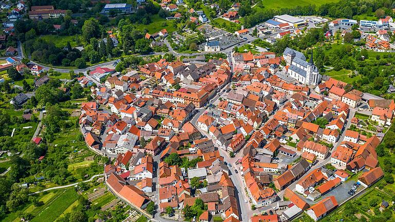 Mit einer Drohne ist diese Aufnahme von oben von Bischofsheim in der Rhön entstanden. Die Stadt am Kreuzberg versteht es, seit Jahrzehnten Innen- vor Außenentwicklung zu betreiben.