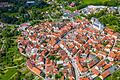 Mit einer Drohne ist diese Aufnahme von oben von Bischofsheim in der Rhön entstanden. Die Stadt am Kreuzberg versteht es, seit Jahrzehnten Innen- vor Außenentwicklung zu betreiben.