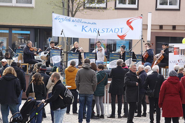 Das Musikprogramm auf der Aktionsbühne fand beim Ostermarkt seine Zuhörer. Foto Jürgen Kamm