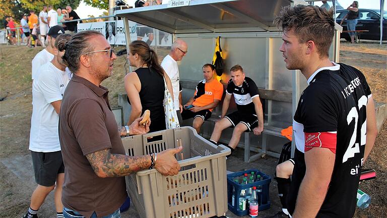 Bratwürste für die unterlegenen Geesdorfer spendierte Schweinfurt 05-Geschäftsführer Markus Wolf (links) nach dem Pokalspiel. Bratwürste für die unterlegenen Geesdorfer spendierte Schweinfurt 05-Geschäftsführer Markus Wolf (links) nach dem Pokalspiel.