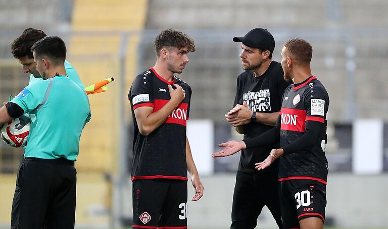 Trainer Marco Wildersinn gibt Pascal Moll und Benyas Junge-Abiol (rechts) vor deren Einwechslung letzte Anweisungen.