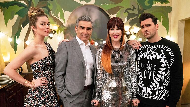 &bdquo;Schitt's Creek&rdquo;-Besetzung mit Dan und Eugene Levy       -  Mit Eugene und Dan Levy werden die Emmys erstmal von einem Vater-Sohn-Duo moderiert