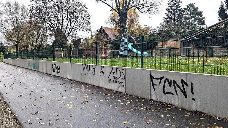 Mitte November wurde die Mauer unterhalb des Spielplatzes am Main-Radweg in Karlstadt beschmiert. Mitte November wurde die Mauer unterhalb des Spielplatzes am Main-Radweg in Karlstadt beschmiert.