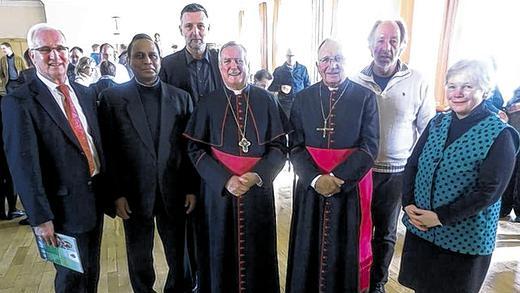 Das Dekanat links des Mains im Blick: Zur Eröffnung der Visitation diskutierten auf dem Podium (von links) Bürgermeister Peter Stickler, Dekan Paul Julian, Claus Schreiner, Bischof Friedhelm Hofmann, Weihbischof Ulrich Boom, Dekanatsratsvorsitzender Michael Schultes und Gemeindereferentin Gabriele Flörchinger.