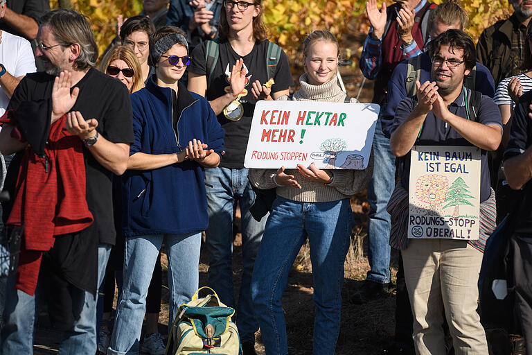 Die Initiative 'Kein Hektar mehr' will mit einer einwöchigen Mahnwache in Thüngersheim verhindern, dass weitere Bäume gefällt werden. Das Foto entstand bei der Demonstration im Oktober 2018.&nbsp;