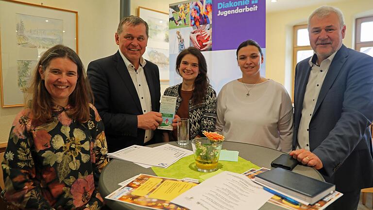 Eröffnung des Familienstützpunkts in Arnstein (von links): Landrätin Sabine Sitter, Bürgermeister Franz-Josef Sauer, Jugendleiterin Magdalena Reim, Irene Herold, Leiterin des Familienstützpunkts und Jürgen Keller, zweiter Vorsitzender des Trägers, der Diakonie Würzburg. Eröffnung des Familienstützpunkts in Arnstein (von links): Landrätin Sabine Sitter, Bürgermeister Franz-Josef Sauer, Jugendleiterin Magdalena Reim, Irene Herold, Leiterin des Familienstützpunkts und Jürgen Keller, zweiter Vorsitzender des Trägers, der Diakonie Würzburg.