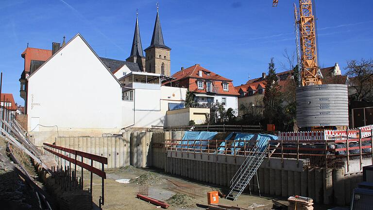 Ein Ärgernis, das viele Menschen in der Stadt beschäftigt, ist die Baustelle am Hotel 'Wilder Mann', auf der sich seit langem nichts tut. Dies kam auch während der Bürgerversammlung in Gerolzhofen zur Sprache.