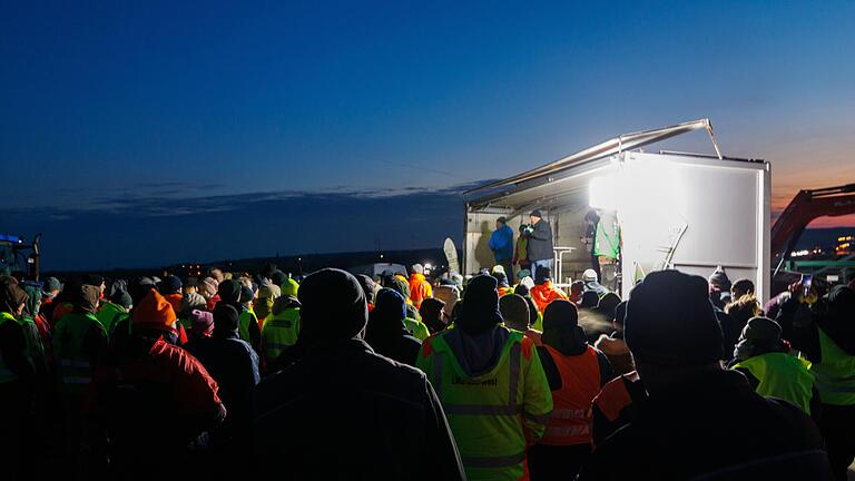 Gegen Ende der Proteste versammelten sich am Abend zahlreiche Demonstrierende in Biebelried an den Feldwegen an der A3 zwischen Biebelried und Theilheim.