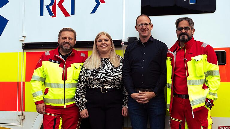 Der Stellplatz in Langenleiten ist ein wichtiger Bestandteil der Notfallversorgung in der Region Rhön. Der RKT hat den Stellplatz für die nächsten 10 Jahre gewonnen. Darüber freuen sich:&nbsp;Jürgen Zosel, Geschäftsführer RKT, Marleen Herold, Wachleitung, Peter Astashenko, Betriebsleiter, und Gökhan Altincik, Firmeninhaber.