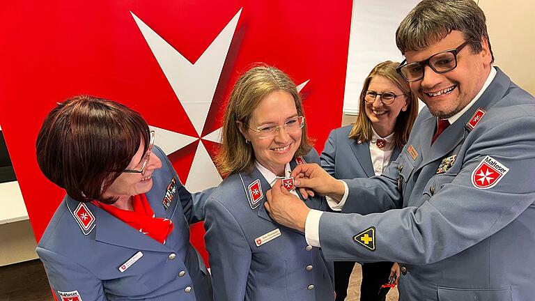 Heike Fleischmann (Mitte) wurde im Rahmen der Diözesandelegiertenversammlung von Generaloberin Clementine Perlitt (2.von rechts) zur Diözesanoberin berufen. Ihr ehemaliger Stellvertreterkollege im Stadtverband Würzburg Michael Kiesel steckte ihr die von Martina Mirus (links) weitergereichte Oberinnen-Brosche an. Heike Fleischmann (Mitte) wurde im Rahmen der Diözesandelegiertenversammlung von Generaloberin Clementine Perlitt (2.von rechts) zur Diözesanoberin berufen. Ihr ehemaliger Stellvertreterkollege im Stadtverband Würzburg Michael Kiesel steckte ihr die von Martina Mirus (links) weitergereichte Oberinnen-Brosche an.