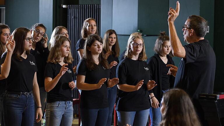 Kirchenmusikdirektor (KMD) Jörg Wöltche probt mit dem Jugend-Gospelchor 'Gospel Kids' im Evangelischen Gemeindezentrum in Bad Kissingen. Unter der Leitung von Wöltche ist in Bad Kissingen ein bayernweit einmaliger Schwerpunkt in Gospel-Kirchenmusik-Arbeit entstanden. Foto: Daniel Staffen-Quandt       -  Kirchenmusikdirektor (KMD) Jörg Wöltche probt mit dem Jugend-Gospelchor 'Gospel Kids' im Evangelischen Gemeindezentrum in Bad Kissingen. Unter der Leitung von Wöltche ist in Bad Kissingen ein bayernweit einmaliger Schwerpunkt in Gospel-Kirchenmusik-Arbeit entstanden. Foto: Daniel Staffen-Quandt