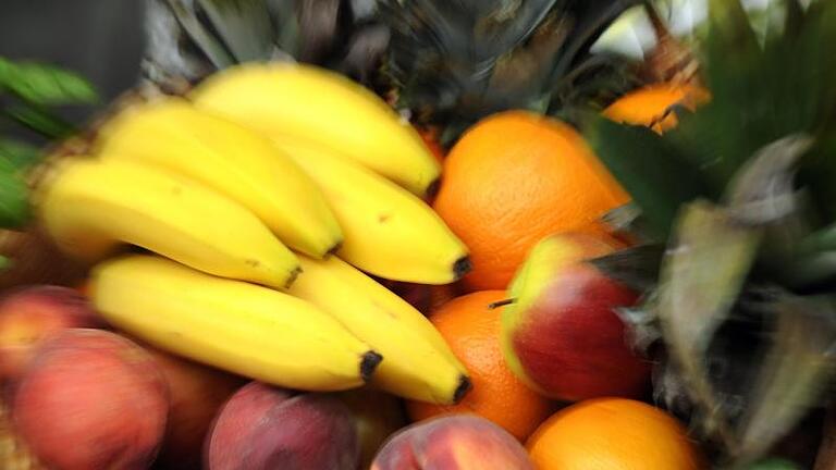 Bananen sollten besser seperat gelagert werden. Foto: Marius Becker       -  Ein Obstkorb voller Vitamine. Aber was bewirken diese organischen Verbindungen, die wir Vitamine nennen, tatsächlich im menschlichen Körper?