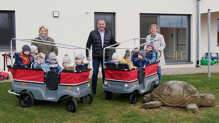 Für die Krippenkinder in Unterpleichfeld hat die Gemeinde E-Turtle-Kinderbusse gekauft. Kindergartenleiterin Sandra Weckesser, Bürgermeister Alois Fischer und Erzieherin Christine Klotz freuen sich über die sinnvolle Anschaffung.