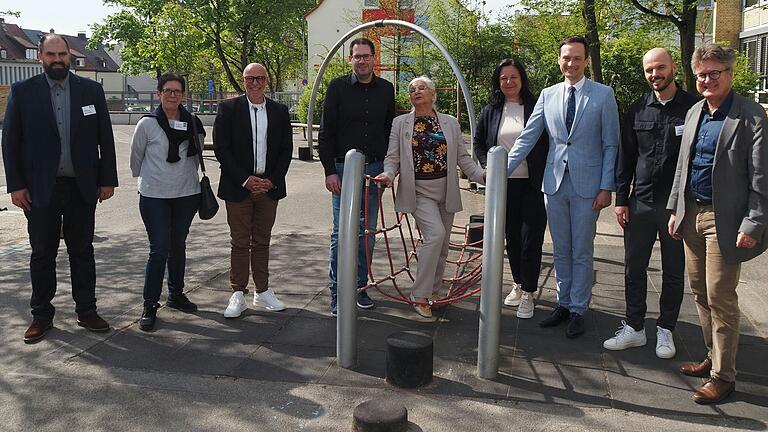 Drahtseilakt Inklusion: Beim Informationstag an der Auenschule mit dabei waren (von links) Organisator Johannes Leisentritt, Elfriede Gräbner (Regierung von Unterfranken), Schulrat Frank Hagen, Prof. Dr. Thomas Müller als Referent der Universität Würzburg, Zweite Bürgermeisterin Sorya Lippert, Schulrätin Nicole Schmitt, Landrat Florian Töpper, Marco Forner als Schulleiter der Auen-Mittelschule sowie Jürgen Montag, Sozialreferent der Stadt.