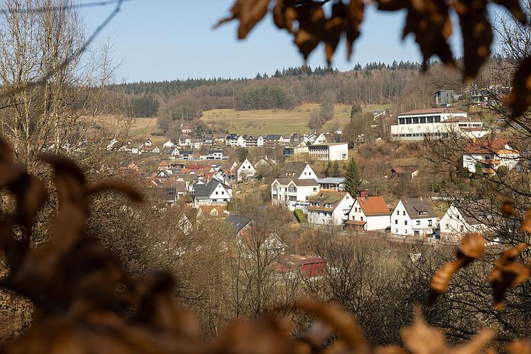 Wandern auf dem Europäischen Kulturweg 'Heigenbrückener Sandstein': Auf der ersten Etappe des Weges bietet sich dieser Anblick auf Heigenbrücken. Wandern auf dem Europäischen Kulturweg 'Heigenbrückener Sandstein': Auf der ersten Etappe des Weges bietet sich dieser Anblick auf Heigenbrücken.