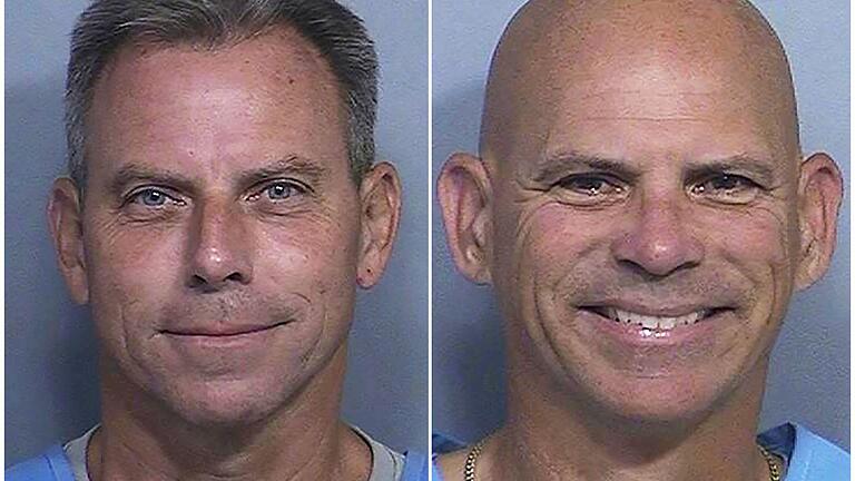 Erik Menendez (l) und sein Bruder Lyle Menendez       -  Erik Menendez (l) und sein Bruder Lyle Menendez wurden zu lebenslanger Haft verurteilt. (Archivbild)