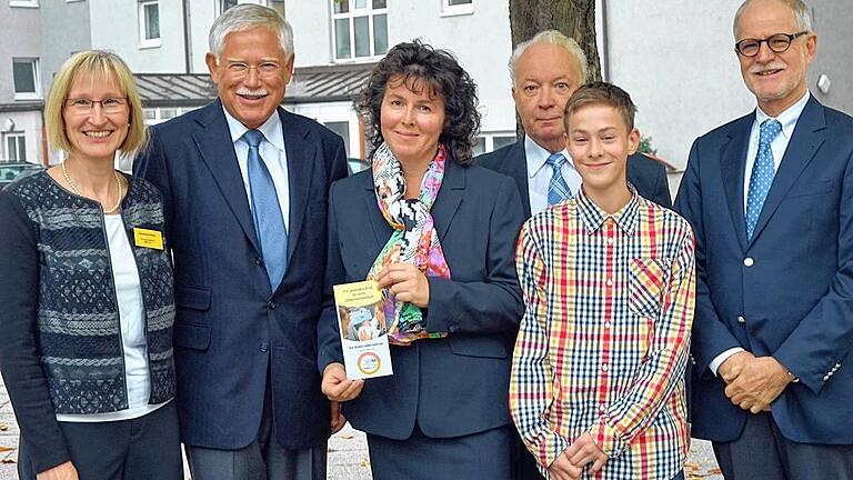 Wollen die Arbeit von KIWI weiter unterstützen: (im Bild, von links): KIWI-Schatzmeisterin Susanna Mott, Professor Christian Speer, Chef der Uni-Kinderklinik, die beiden KIWI-Vorsitzenden Ina Schmolke und Oskar Hehn, das ehemalige Frühchen Christian, heute 13 Jahre alt, sowie Christoph Reiners, Ärztlicher Direktor der Universitätsklinik. Wollen die Arbeit von KIWI weiter unterstützen: (im Bild, von links): KIWI-Schatzmeisterin Susanna Mott, Professor Christian Speer, Chef der Uni-Kinderklinik, die beiden KIWI-Vorsitzenden Ina Schmolke und Oskar Hehn, das ehemalige Frühchen Christian, heute 13 Jahre alt, sowie Christoph Reiners, Ärztlicher Direktor der Universitätsklinik.