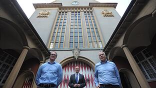 Ein Doppelprojekt will die GVS-Unternehmensgruppe in Bad Kissingen angehen. Unser Bild zeigt Gründer und Gesellschafter Thomas Grimm (links) sowie Martin Geiger (rechts) von GVS mit OB Dirk Vogel am Schlachthof, einem der beiden Objekte, um die es geht.