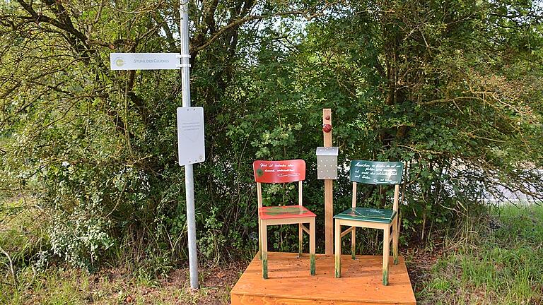 Thematisch und gestalterisch ganz verschieden präsentieren sich die „Seelenstühle“ am neuen Rundwanderweg in Großeibstadt.