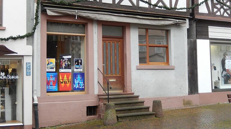 Im früheren 'Kleinen Bernhard' an der Hauptstraße eröffnet Andreas Leidlein, Betreiber der Soccerhalle in Sackenbach und seit dem Frühjahr mit einem Food Truck unterwegs, im Januar eine Waffelbäckerei. Im früheren 'Kleinen Bernhard' an der Hauptstraße eröffnet Andreas Leidlein, Betreiber der Soccerhalle in Sackenbach und seit dem Frühjahr mit einem Food Truck unterwegs, im Januar eine Waffelbäckerei.