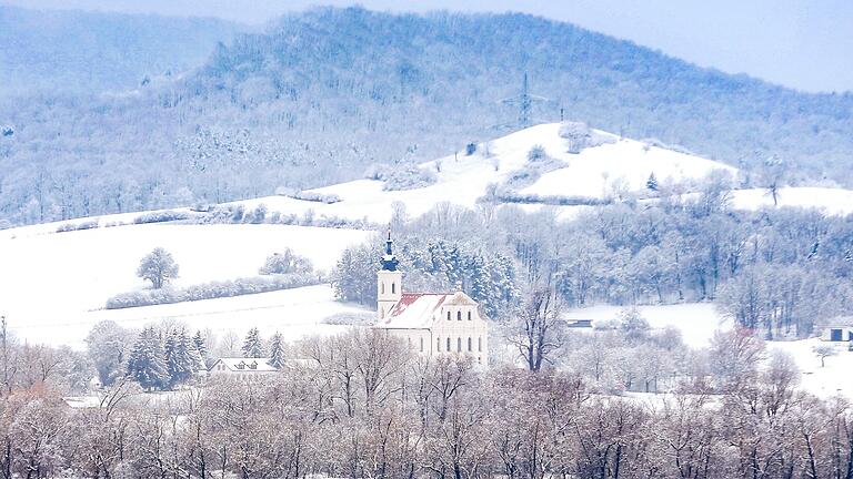 Wie hier rund um die Wallfahrtskirche Maria Limbach in den Haßbergen fiel in ganz Unterfranken am Mittwochmorgen viel Schnee.