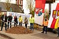 Nach jahrelanger Planungsphase beginnen in der Retzbacher Ortsdurchfahrt die Bauarbeiten. Bis Juni 2025 werden die Heckenstraße, die Obere Hauptstraße und die Kolpingstraße saniert (von links): Bürgermeister Stefan Wohlfahrt, Markus Krämer (Abteilungsleiter kommunaler Hoch- und Tiefbau Landkreis Main-Spessart), Landrätin Sabine Sitter, Tobias Schneider (Büro ARZ Ingenieure), Michael Grümbel (Baufirma Grümbel), Stephan Christ (Büro ARZ Ingenieure), Elmar Wirthmann (Bauaufseher Landkreis) und Andreas Steiger (Bauleiter Landkreis).