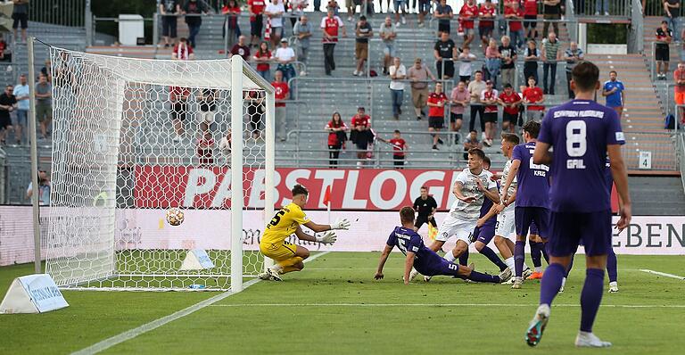 Moritz Hannemann erzielt das 2:1 für die in den neuen grau-weiß-gestreiften Auswärtstrikots angetretenen Würzburger Kickers. Moritz Hannemann erzielt das 2:1 für die in den neuen grau-weiß-gestreiften Auswärtstrikots angetretenen Würzburger Kickers.