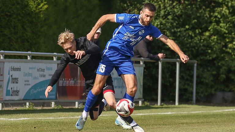 Sandro Zipprich (vorne) vom TSV Kleinrinderfeld setzt sich gegen Vincent Fürst von der SpVgg Giebelstadt durch.