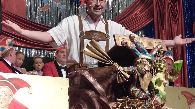 Als Till von Bayern machte sich Rainer Schirling nach elf Jahren Pause auf der Faschingsbühne der Grettschter Wasserelf seinen Reim auf die Bayerische Politik. Als Till von Bayern machte sich Rainer Schirling nach elf Jahren Pause auf der Faschingsbühne der Grettschter Wasserelf seinen Reim auf die Bayerische Politik.
