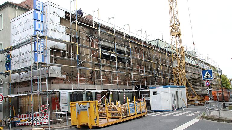 Das ehemalige Storg-Kaufhaus wird zu einem Geschäfts- und Wohnhaus umgebaut. Die alte Kaufhaus-Fassade ist bereits weg. Die Vollsperrung der Straße (rechts) sorgt für Unmut bei den angrenzenden Geschäftsleuten.