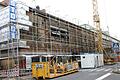 Das ehemalige Storg-Kaufhaus wird zu einem Geschäfts- und Wohnhaus umgebaut. Die alte Kaufhaus-Fassade ist bereits weg. Die Vollsperrung der Straße (rechts) sorgt für Unmut bei den angrenzenden Geschäftsleuten.