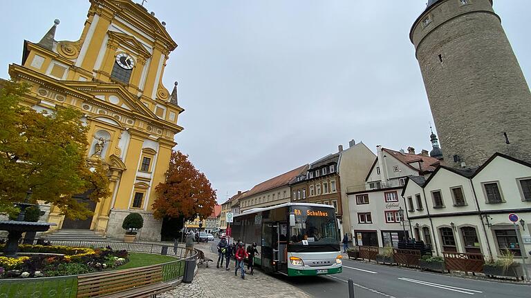 Noch ist die von Stadtkirche und Marktturm eingefasste Kaiserstraße eine der Hauptverkehrsadern der Innenstadt. Das könnte sich bald ändern. Noch ist die von Stadtkirche und Marktturm eingefasste Kaiserstraße eine der Hauptverkehrsadern der Innenstadt. Das könnte sich bald ändern.
