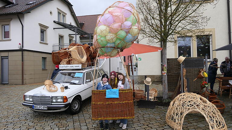 Gegen eine kleine Spende für ein öko-soziales Projekt konnten die Kinder im Weidenkorb unter dem originellen Ballon 'schweben'. Gegen eine kleine Spende für ein öko-soziales Projekt konnten die Kinder im Weidenkorb unter dem originellen Ballon 'schweben'.