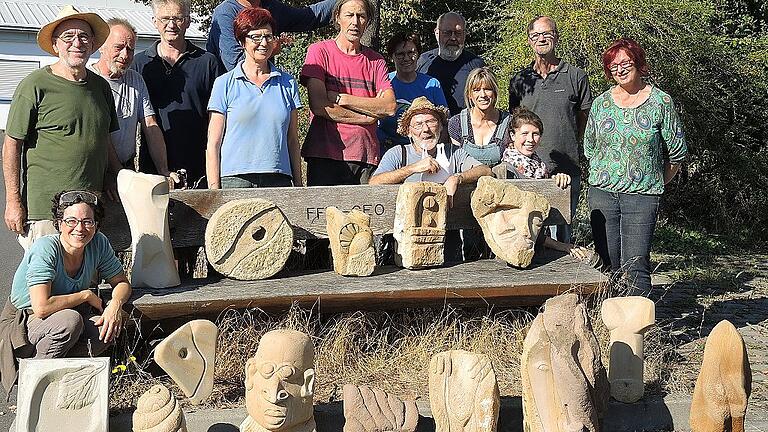 Stets große Nachfrage verzeichnet die Volkshochschule Gerolzhofen nach den Bildhauer-Kursen mit Florian Tully (hinten links). Stets große Nachfrage verzeichnet die Volkshochschule Gerolzhofen nach den Bildhauer-Kursen mit Florian Tully (hinten links).