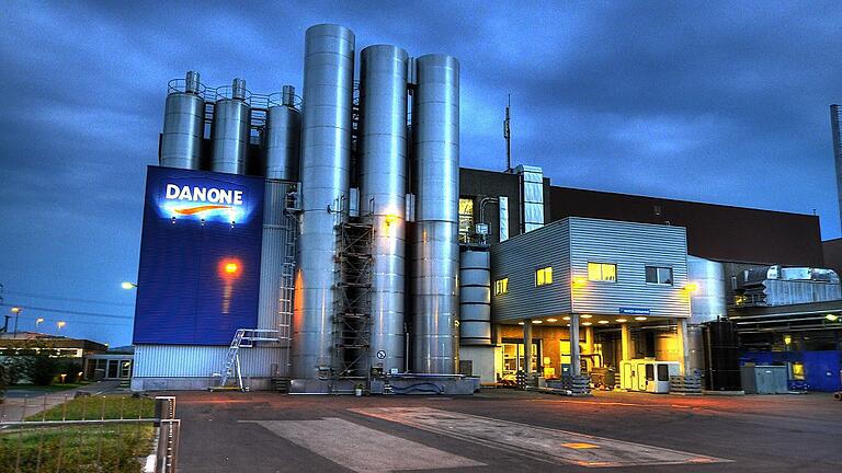 meg Milchprotest - Im Danone-Werk in Goßmannsdorf wurden bislang jährlich 18,5 Millionen Liter Milch der Milcherzeugergenossenschaft Ochsenfurt verarbeitet. meg Milchprotest - Im Danone-Werk in Goßmannsdorf wurden bislang jährlich 18,5 Millionen Liter Milch der Milcherzeugergenossenschaft Ochsenfurt verarbeitet.