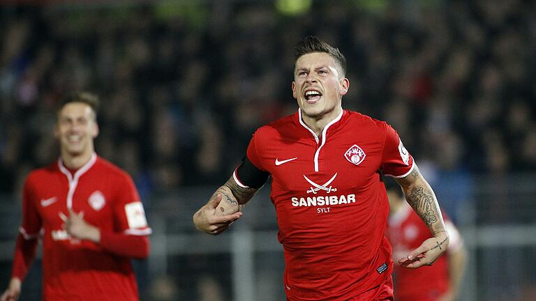 Jubelt er bald für Kickers-Kontrahent Viktoria Köln? Steven Lewerenz hier in der Saison 2014/15 im Rothosen-Dress. Jubelt er bald für Kickers-Kontrahent Viktoria Köln? Steven Lewerenz hier in der Saison 2014/15 im Rothosen-Dress.